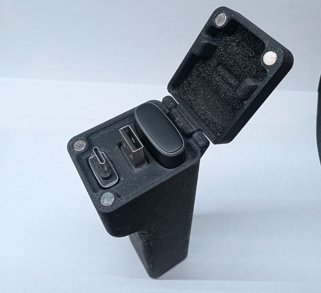 Aufgeklapptes Case von oben, Adapter, Ladekabel und Presenter stecken in ihren Schächten