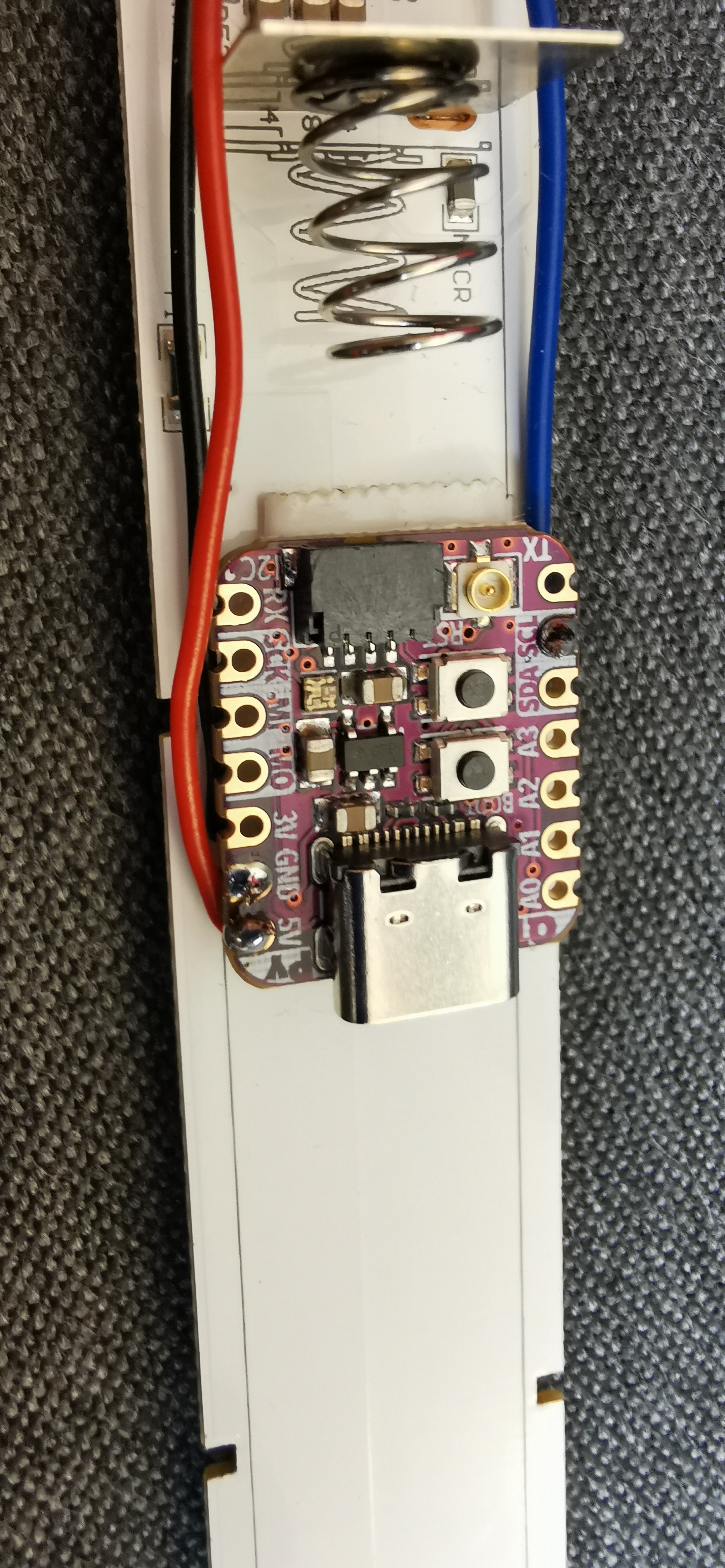 Fixierter ESP32 im Batteriefach