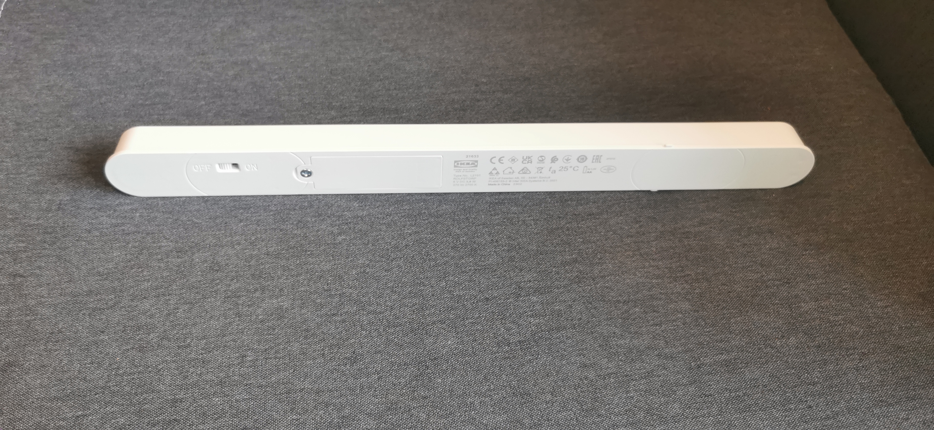 Fertig zusammengebaute Lampe von hinten mit Typenschild