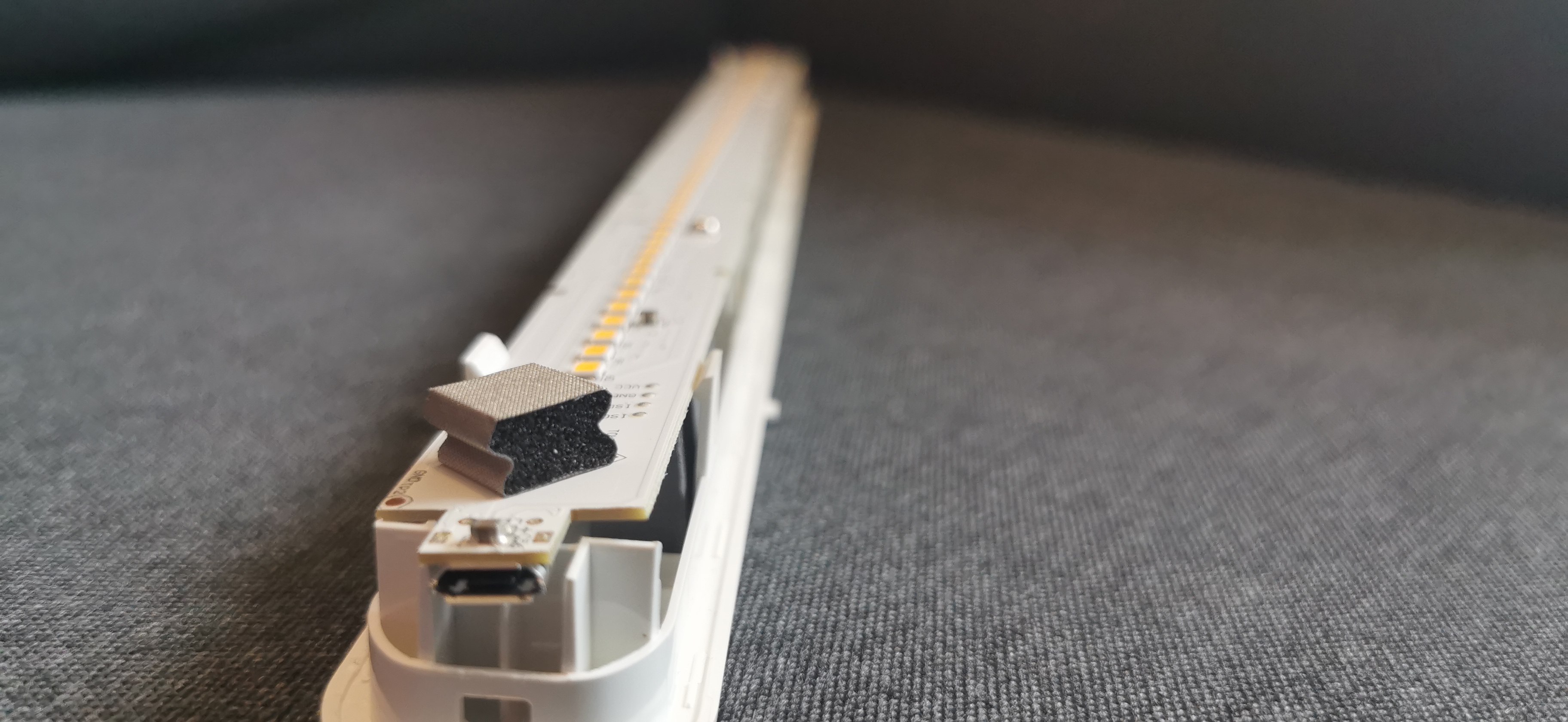 Nahaufnahme des Touch Sensors am Lampenende mit dem Mikro USB Ladeanschluss.