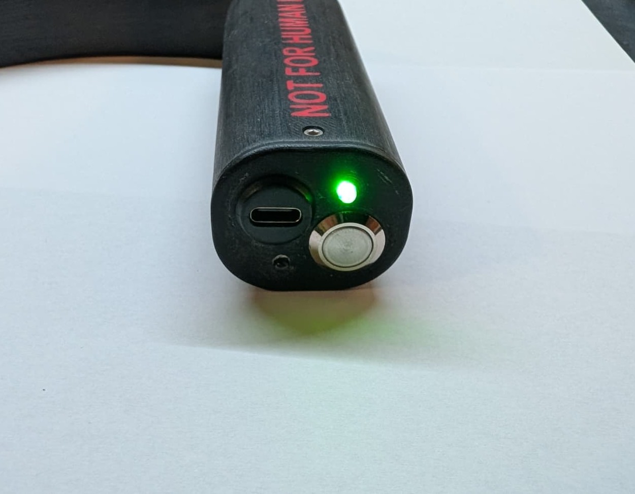 Deckel des Laryngoskops mit USB C Buchse, Metalltaster und leuchtender grüner LED