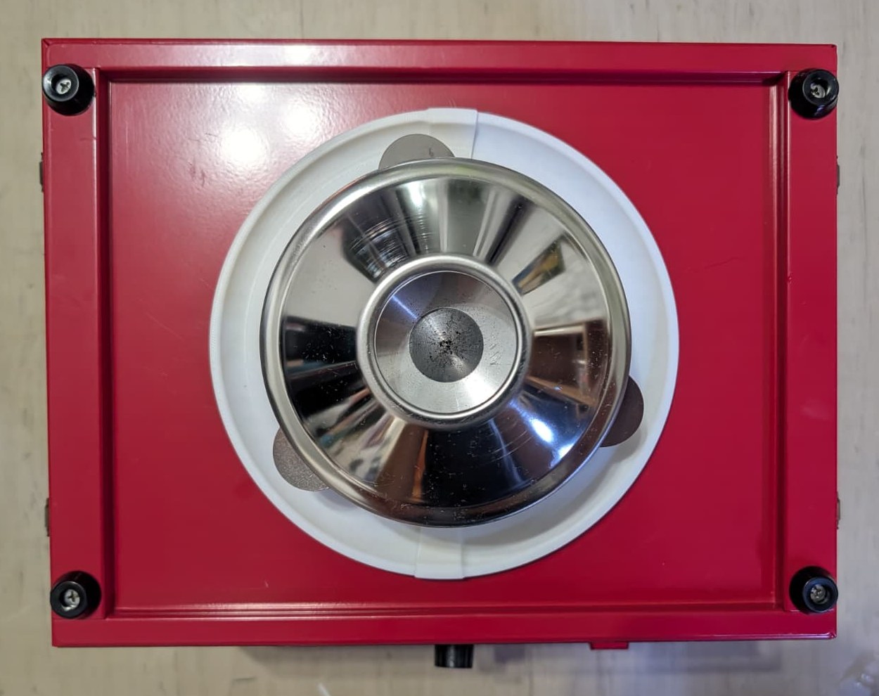 Rote Zuckerwattemaschine von oben, um den silbernen Drehteller liegt der weiße, zweiteilige Schutzring aus dem 3D Drucker.